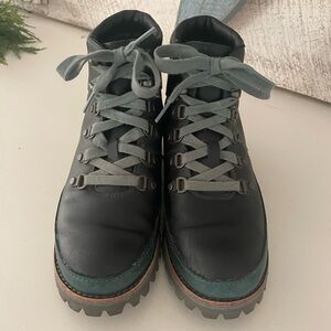 EUC Women’s Chaco Hiking Boots size: 6